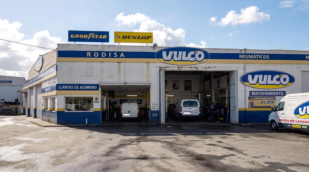Sustitución de la pieza averiada de un coche en el taller de Vilagarcía