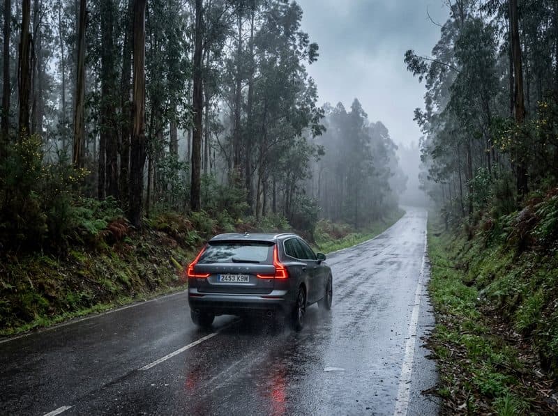Conducción invernal con lluvia y niebla en las carreteras de Vilagarcía