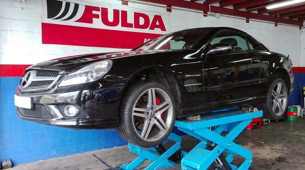 Mecánico revisando un ruido extraño en el motor de un coche en Vilagarcía